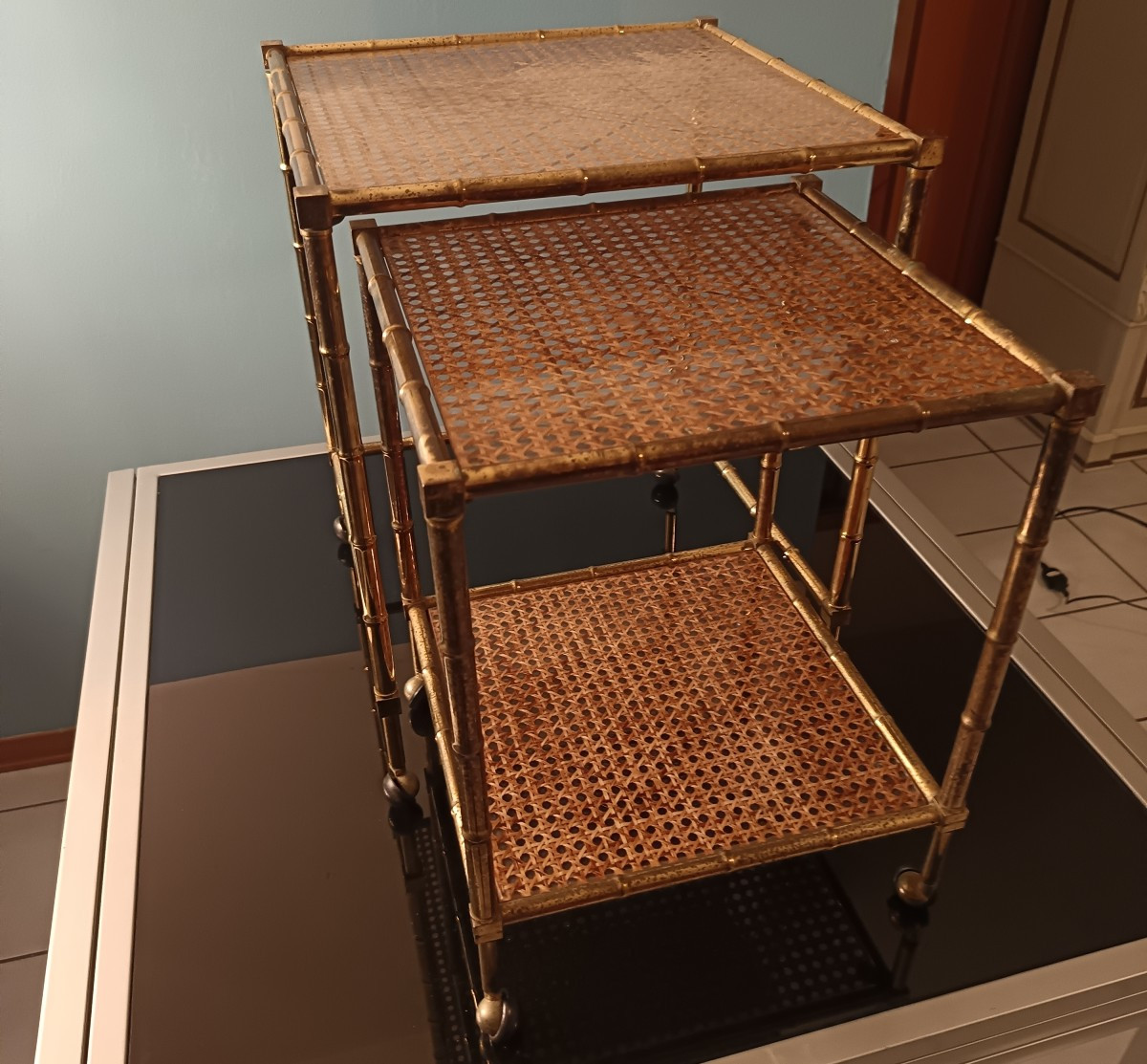 Coppia di tavolini ad incastro in ottone lavorato a bamboo Christian Dior anni 80-photo-4