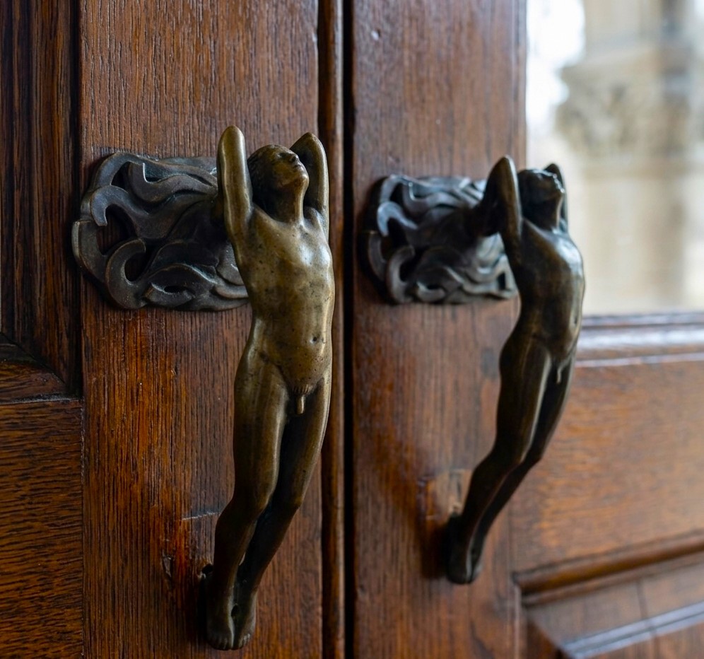 Coppia di maniglie di bronzo in fusione a cera persa due uomini nudi 1910