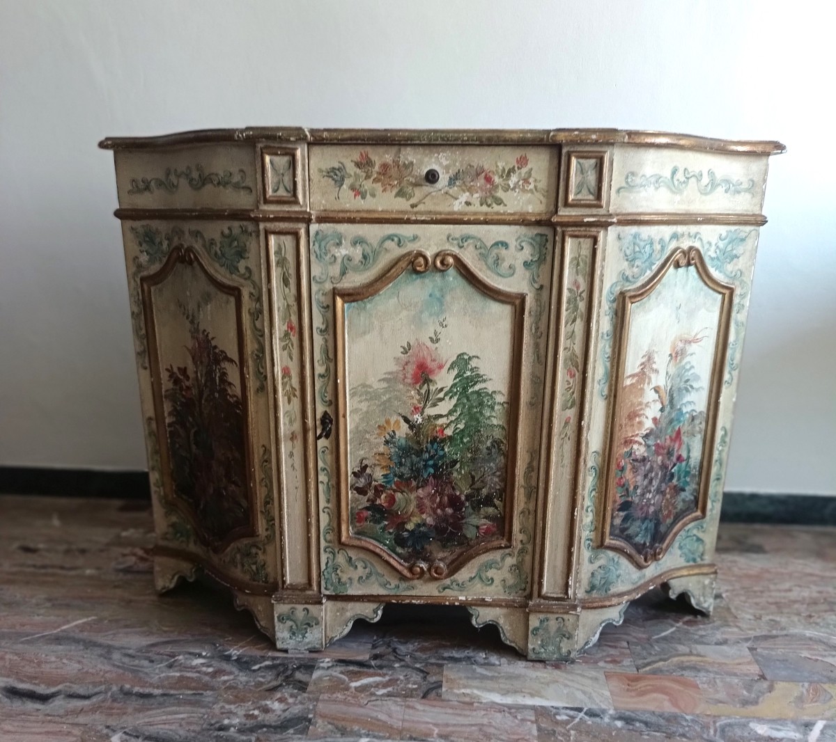 Mobile veneziano laccato inizio XX secolo