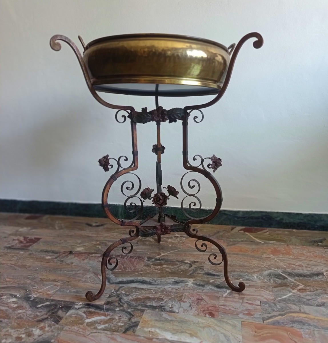 Vaso in ottone sbalzato 1910 Firenze