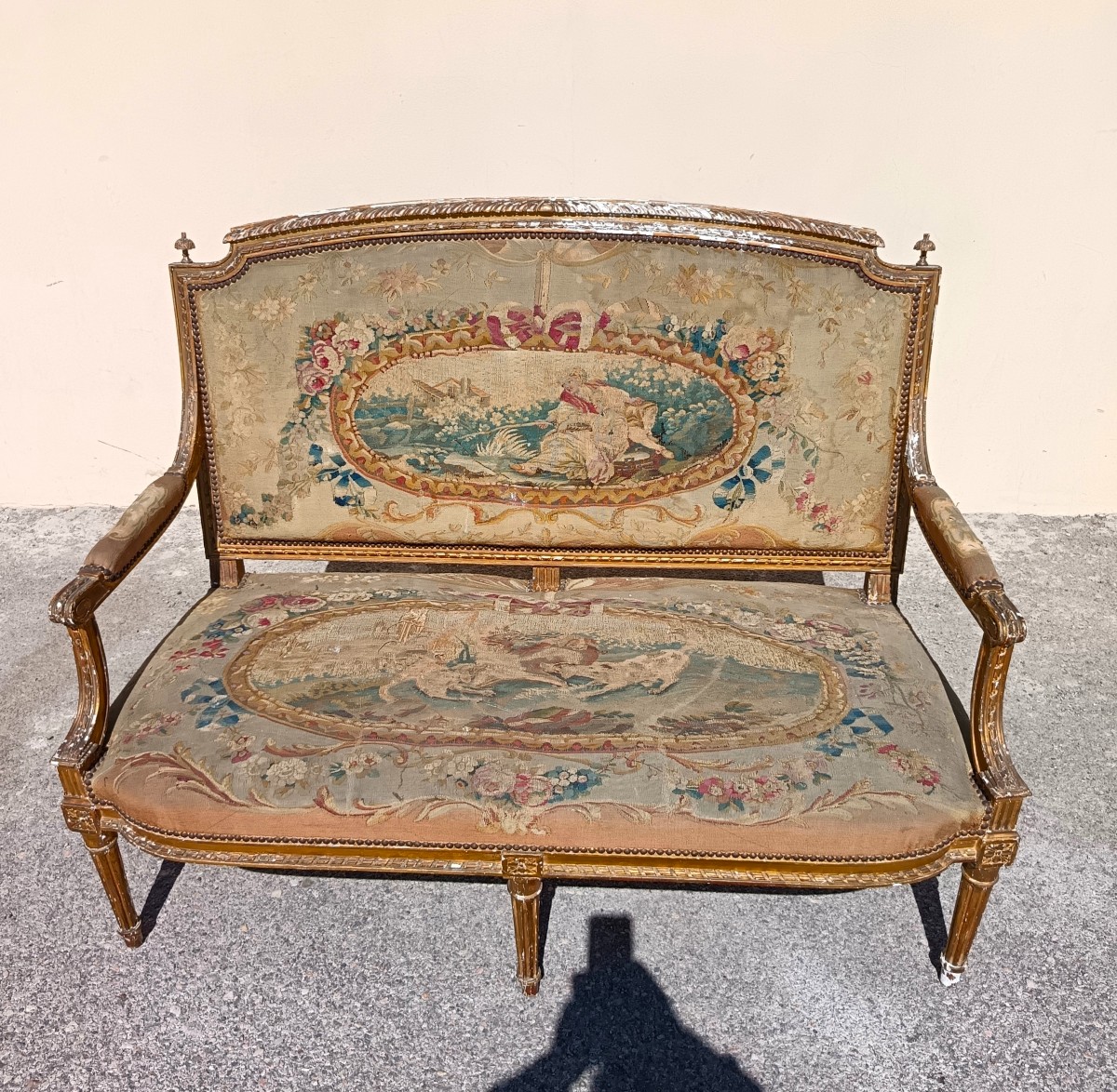 Divanetto francese decorato in oro 1800