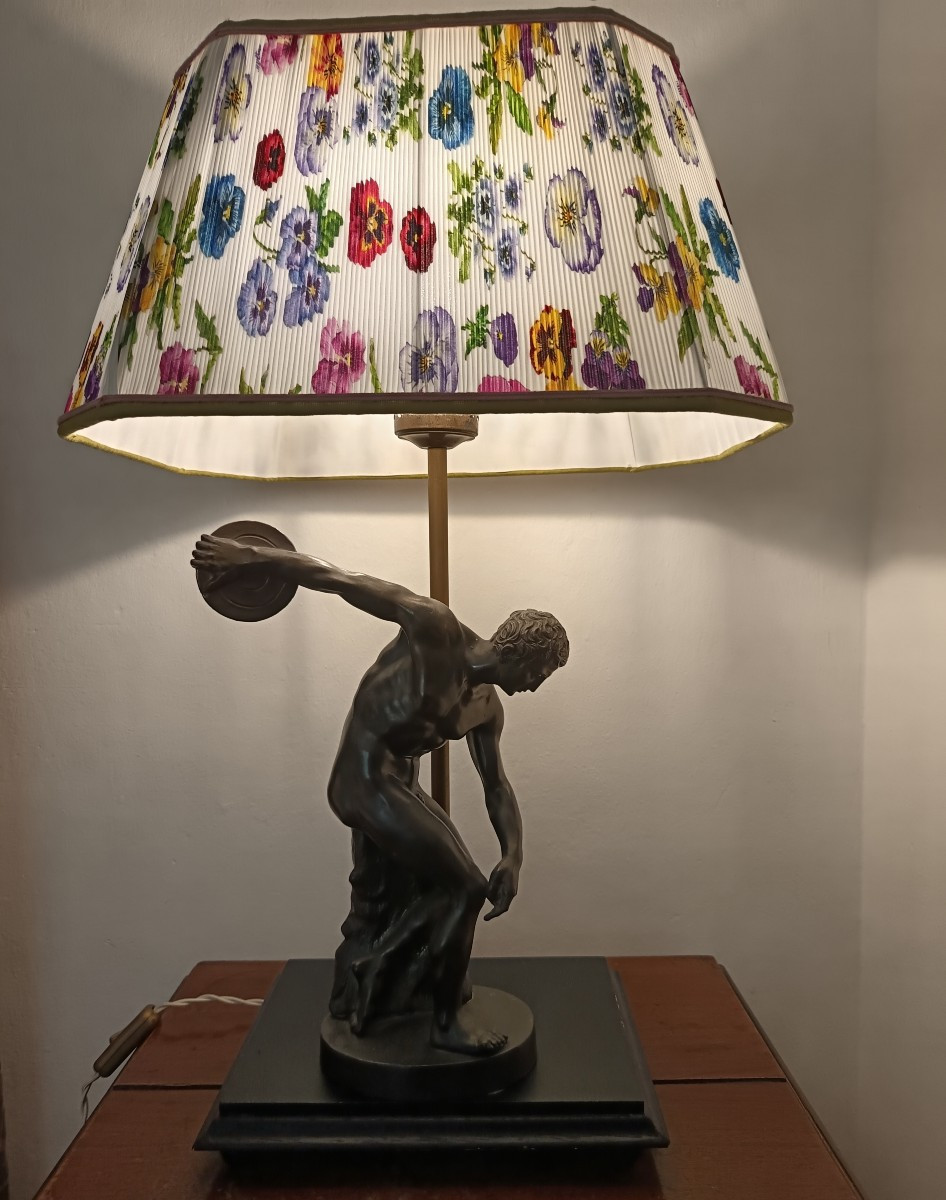 Lampada con discobolo in bronzo 800
