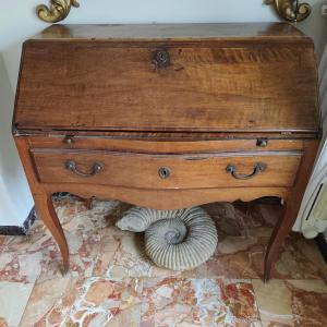 Scrittoio in legno di noce biondo con ribalta del 700 Bologna