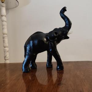 Elefante con proboscide alta dell’800 Papier machè