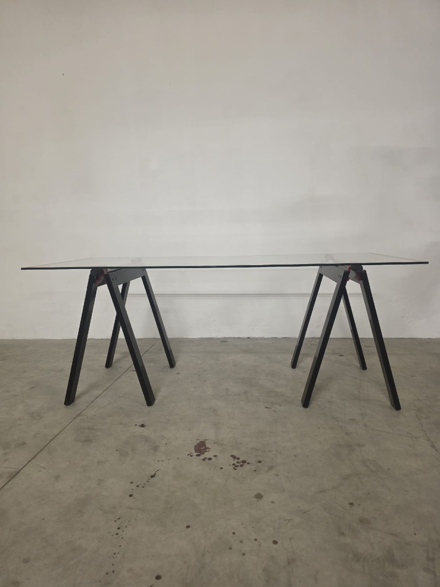 Tavolo modello Gaetano di Gae Aulenti per Zanotta.