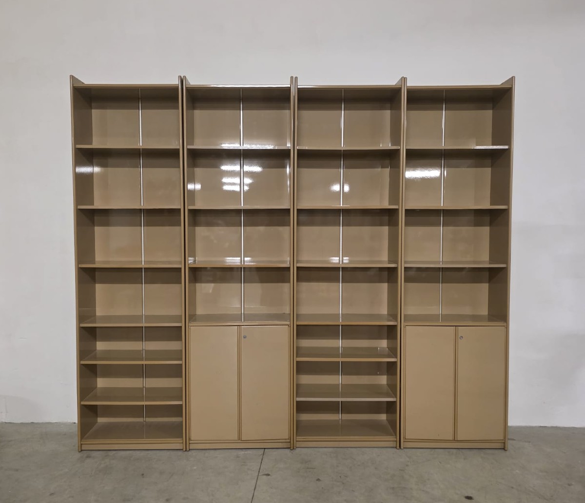 Libreria modulare Olinto disegnata dal designer Kazuhide Takahama per B&B.