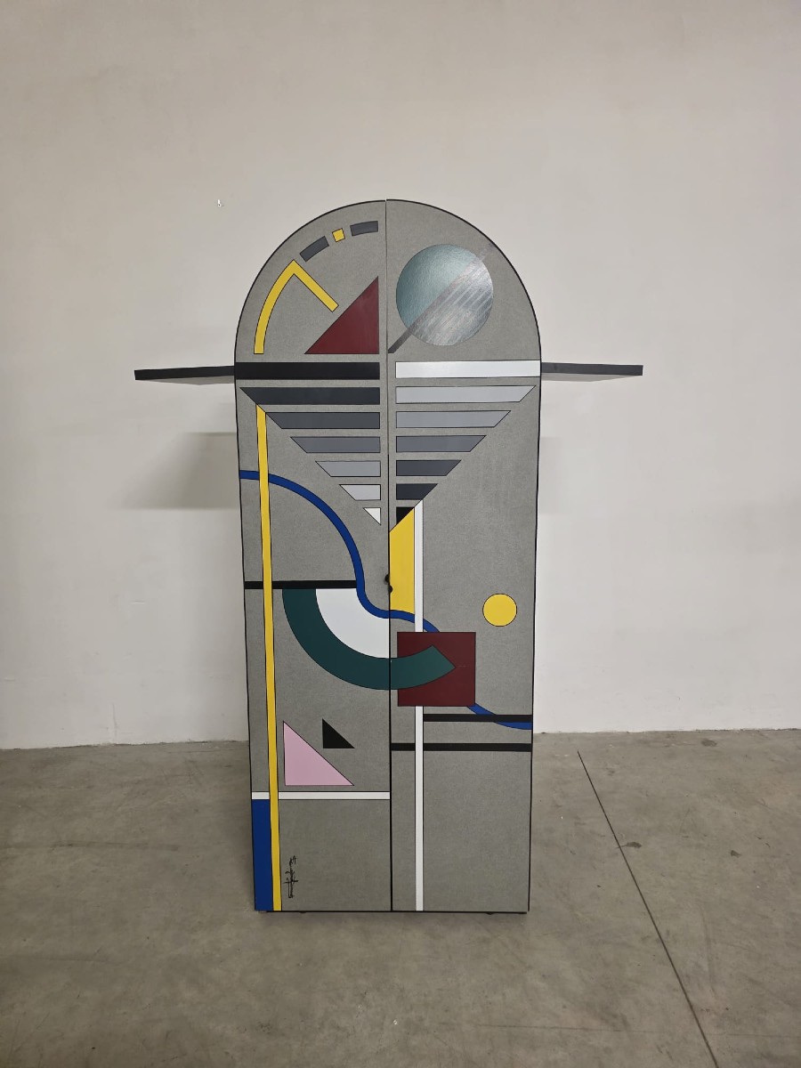 Comò postmodernista di Eugenio Pinuer stile Memphis