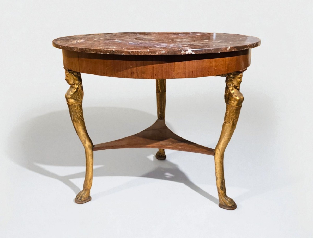 Tavolo "Ritorno dall'Egitto", XIX secolo, Italia, Placcatura in ciliego e sfingi dorate