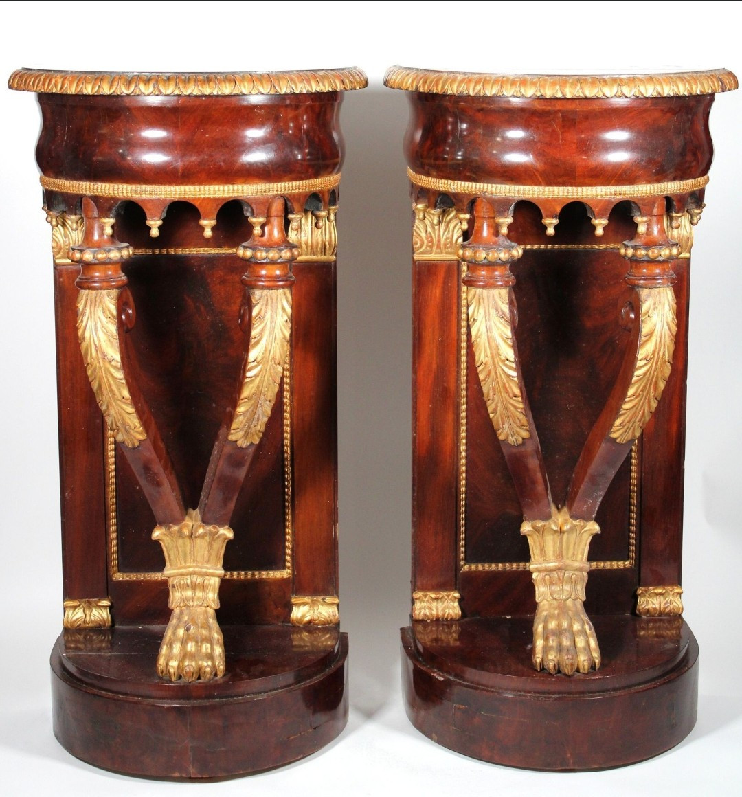 Coppia di consolle a mezzaluna, in mogano e legno dorato, Impero, inizio XIX. Italia