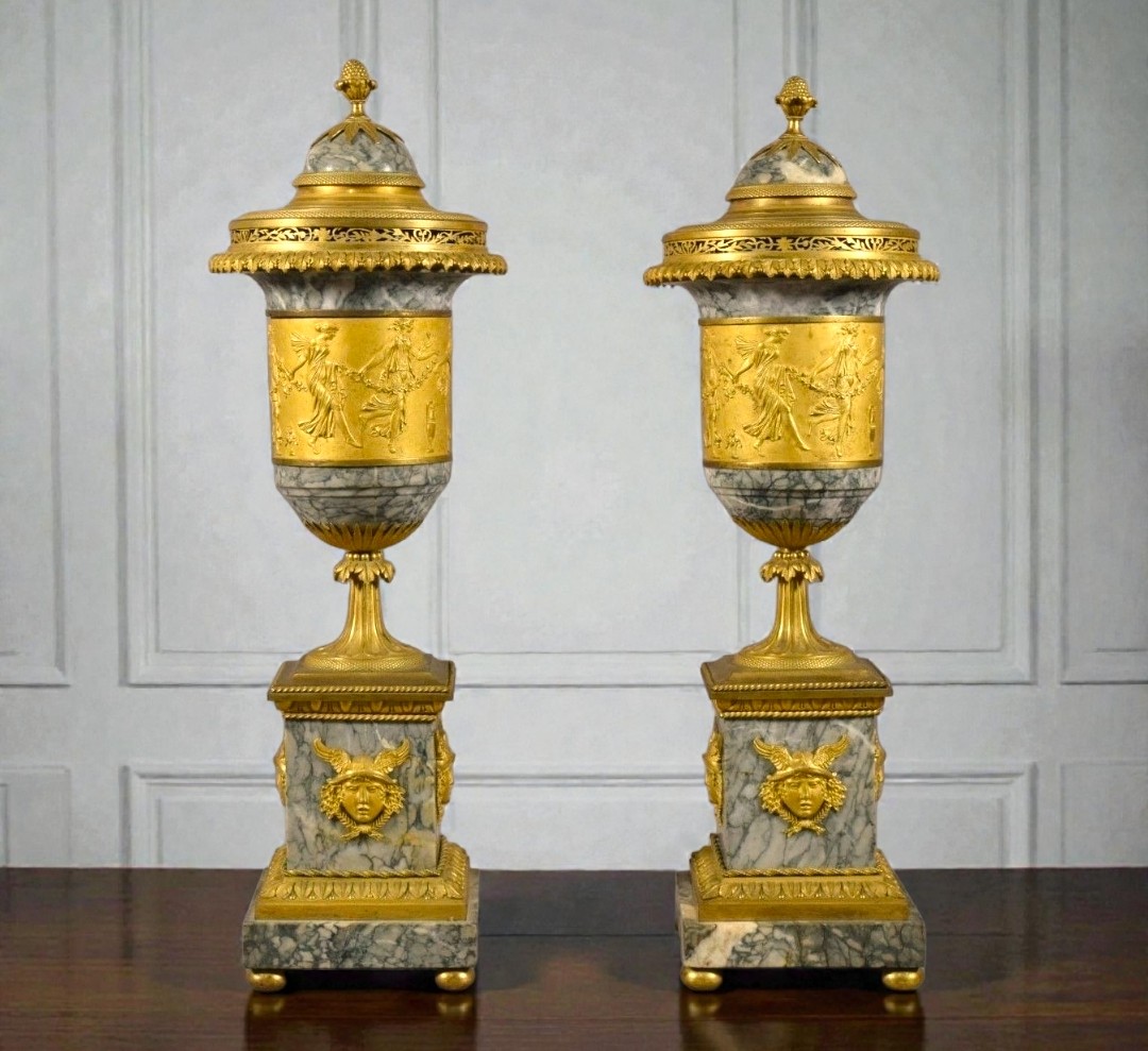 Grande coppia di Cassolette  in bronzo dorato e marmo, fine XVIII/inizio XIX