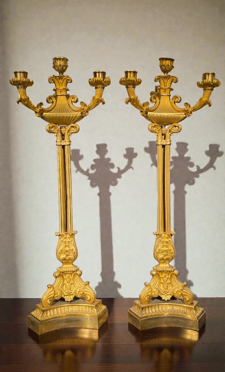 Grande coppia di candelabri in bronzo dorato, XIX secolo