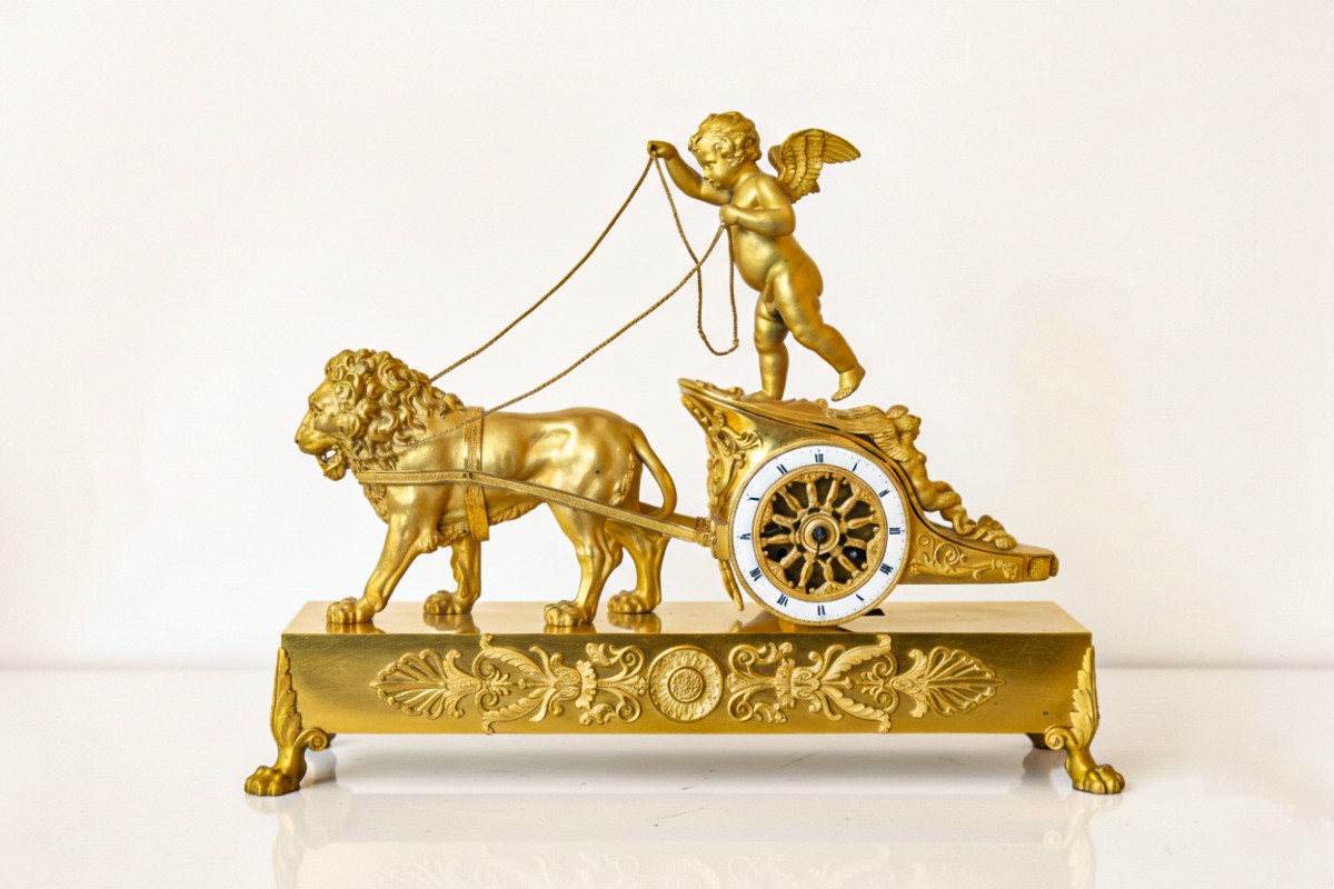 Orologio in bronzo dorato, raff. "Il carro dell'Amore trainato dal Coraggio", Impero, XIX sec
