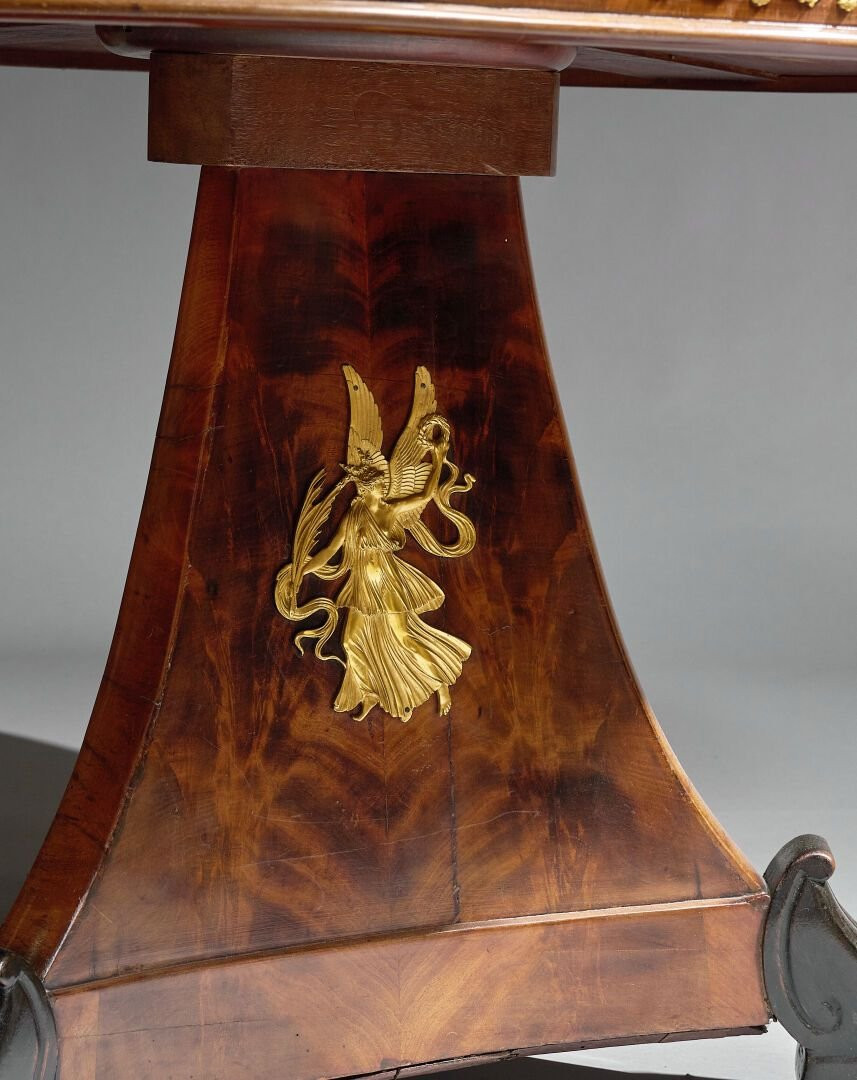 Tavolo impiallacciato in mogano. Piano circolare sormontato da marmo nero, XIX secolo.-photo-1