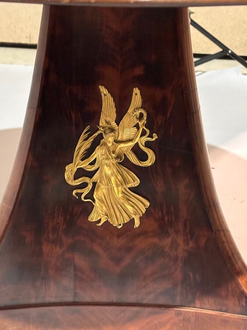 Tavolo impiallacciato in mogano. Piano circolare sormontato da marmo nero, XIX secolo.-photo-2