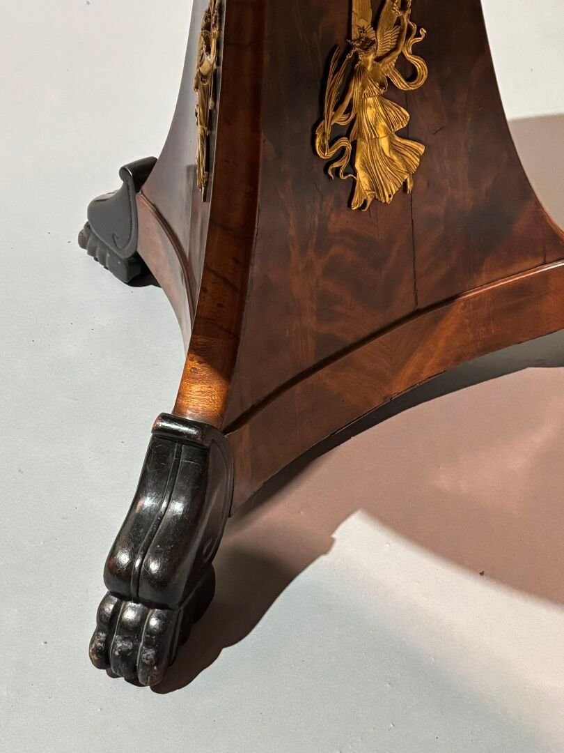 Tavolo impiallacciato in mogano. Piano circolare sormontato da marmo nero, XIX secolo.-photo-4