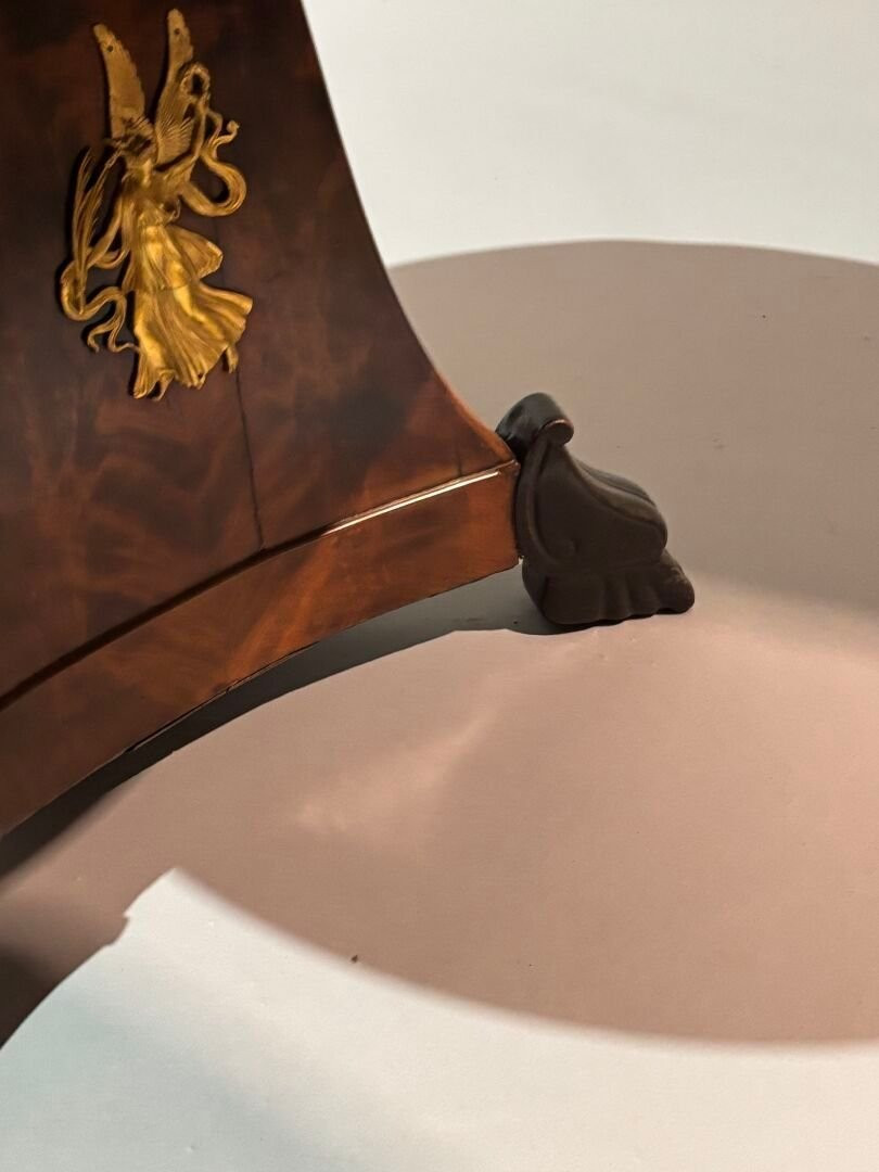 Tavolo impiallacciato in mogano. Piano circolare sormontato da marmo nero, XIX secolo.-photo-5