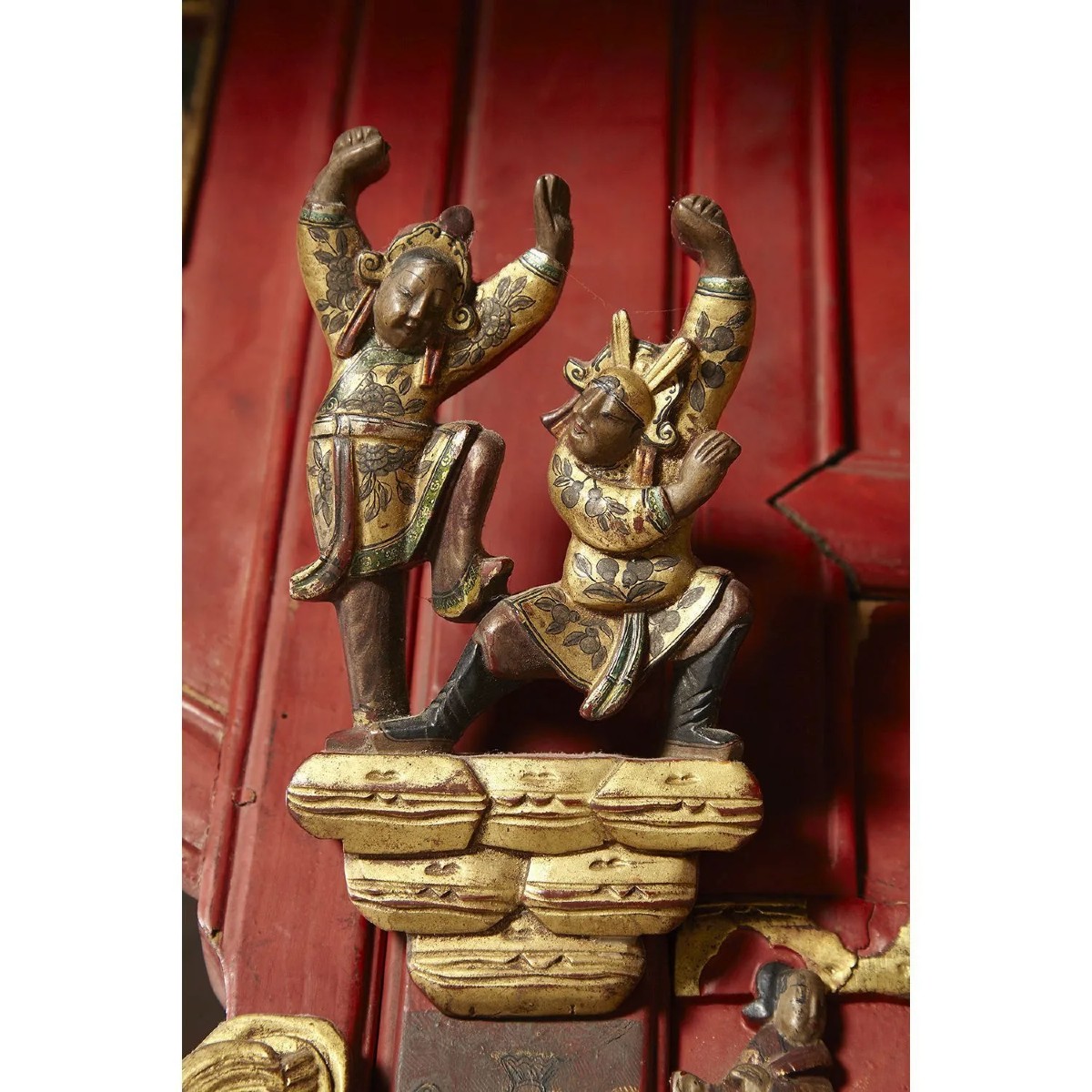 Grande letto a baldacchino in legno laccato rosso e oro, decorato con pannelli laccati. Cina, d-photo-2