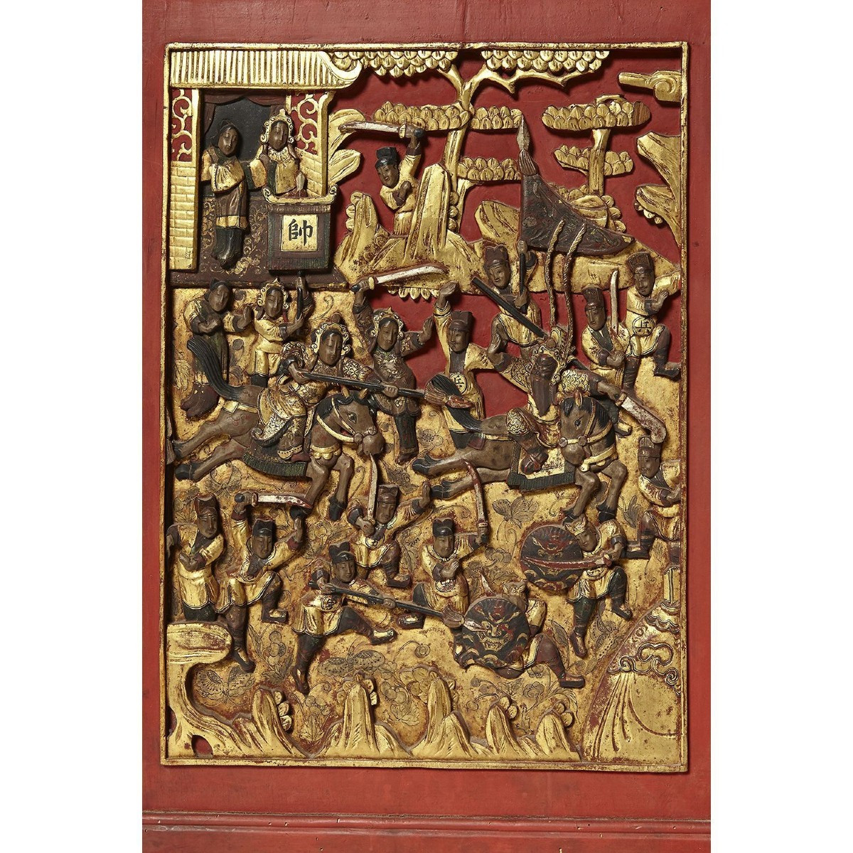 Grande letto a baldacchino in legno laccato rosso e oro, decorato con pannelli laccati. Cina, d-photo-3