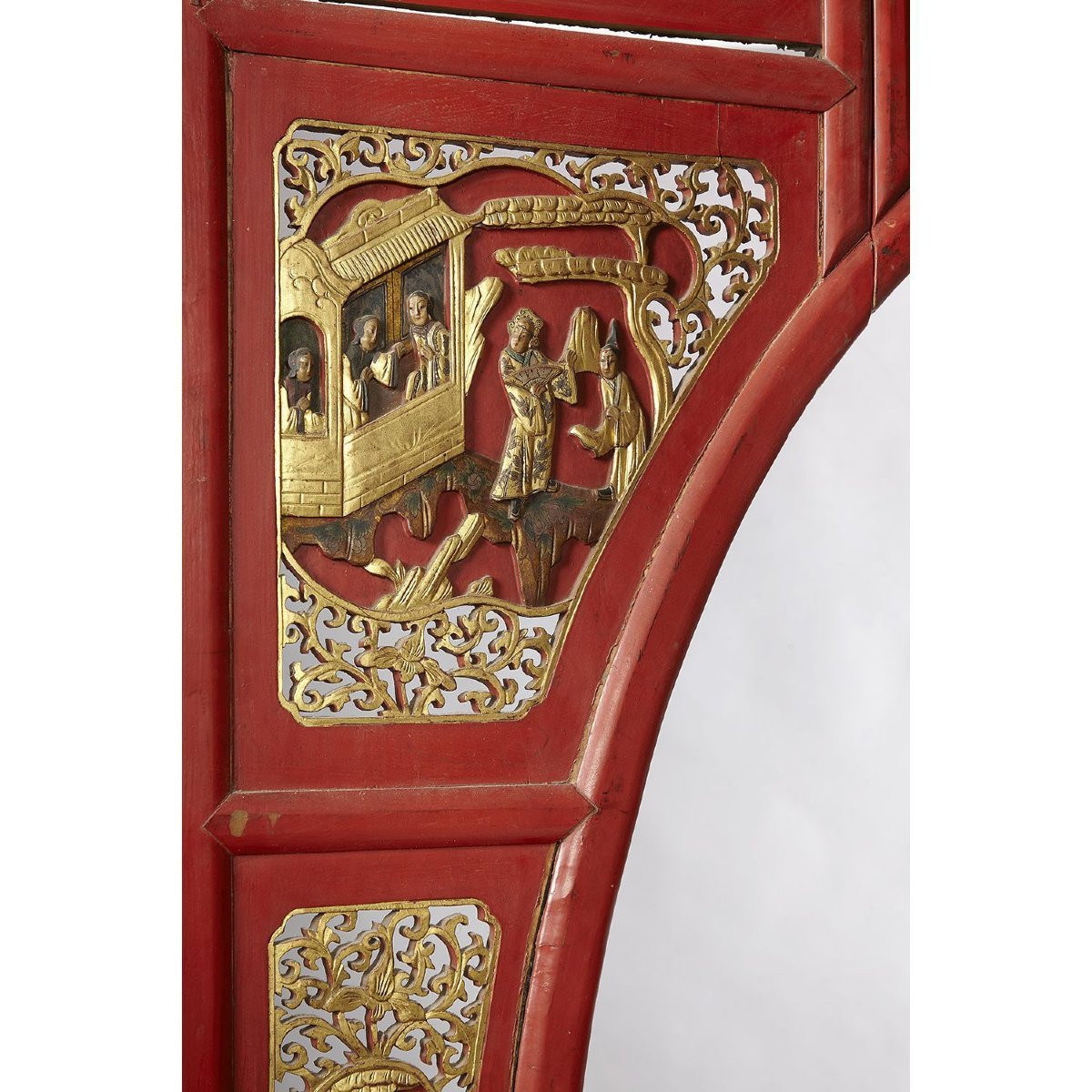 Grande letto a baldacchino in legno laccato rosso e oro, decorato con pannelli laccati. Cina, d-photo-1