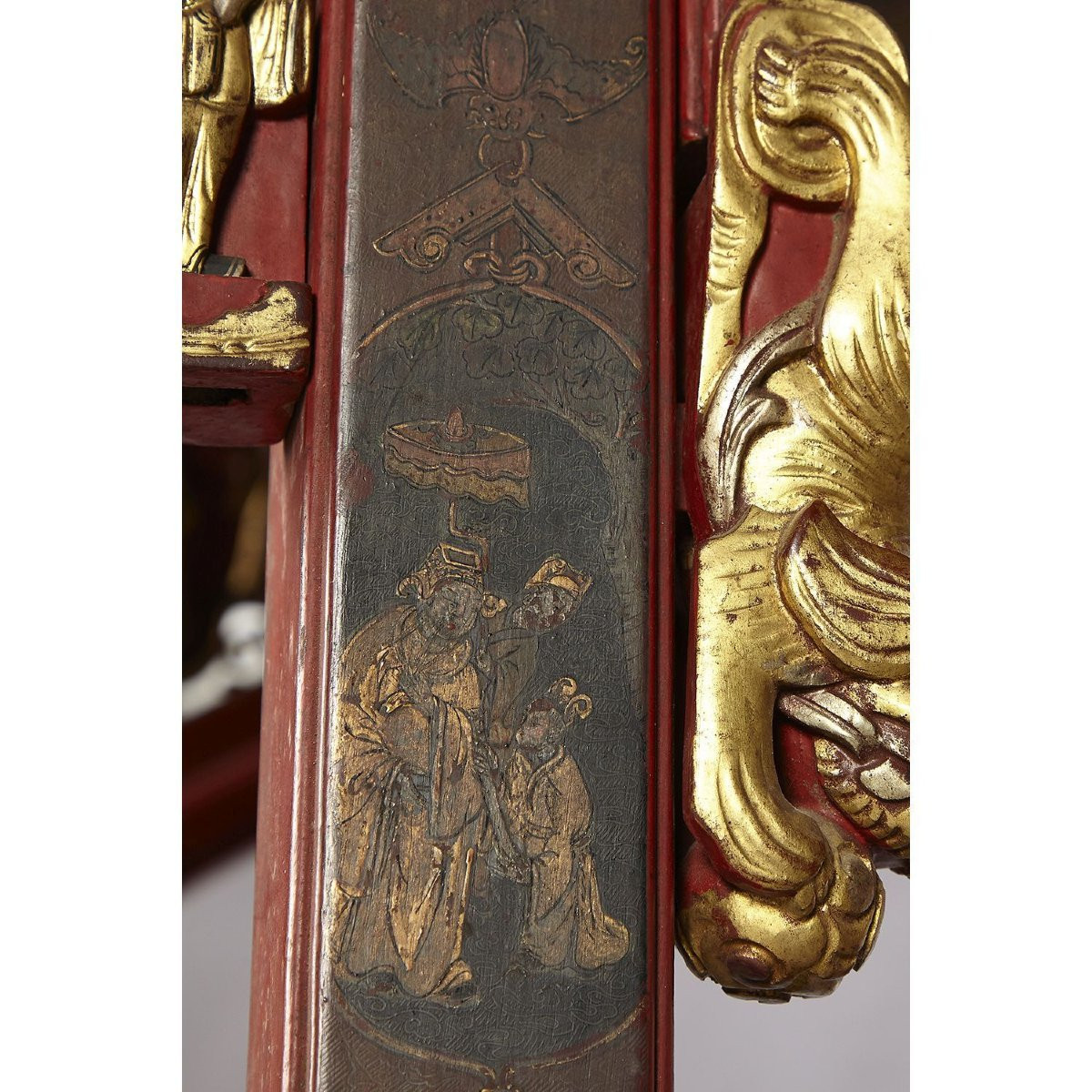 Grande letto a baldacchino in legno laccato rosso e oro, decorato con pannelli laccati. Cina, d-photo-2
