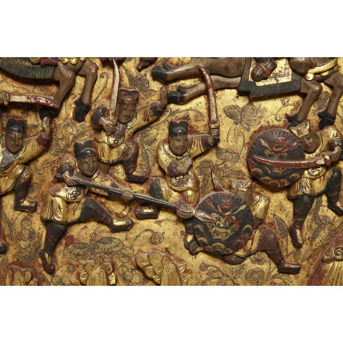 Grande letto a baldacchino in legno laccato rosso e oro, decorato con pannelli laccati. Cina, d-photo-3