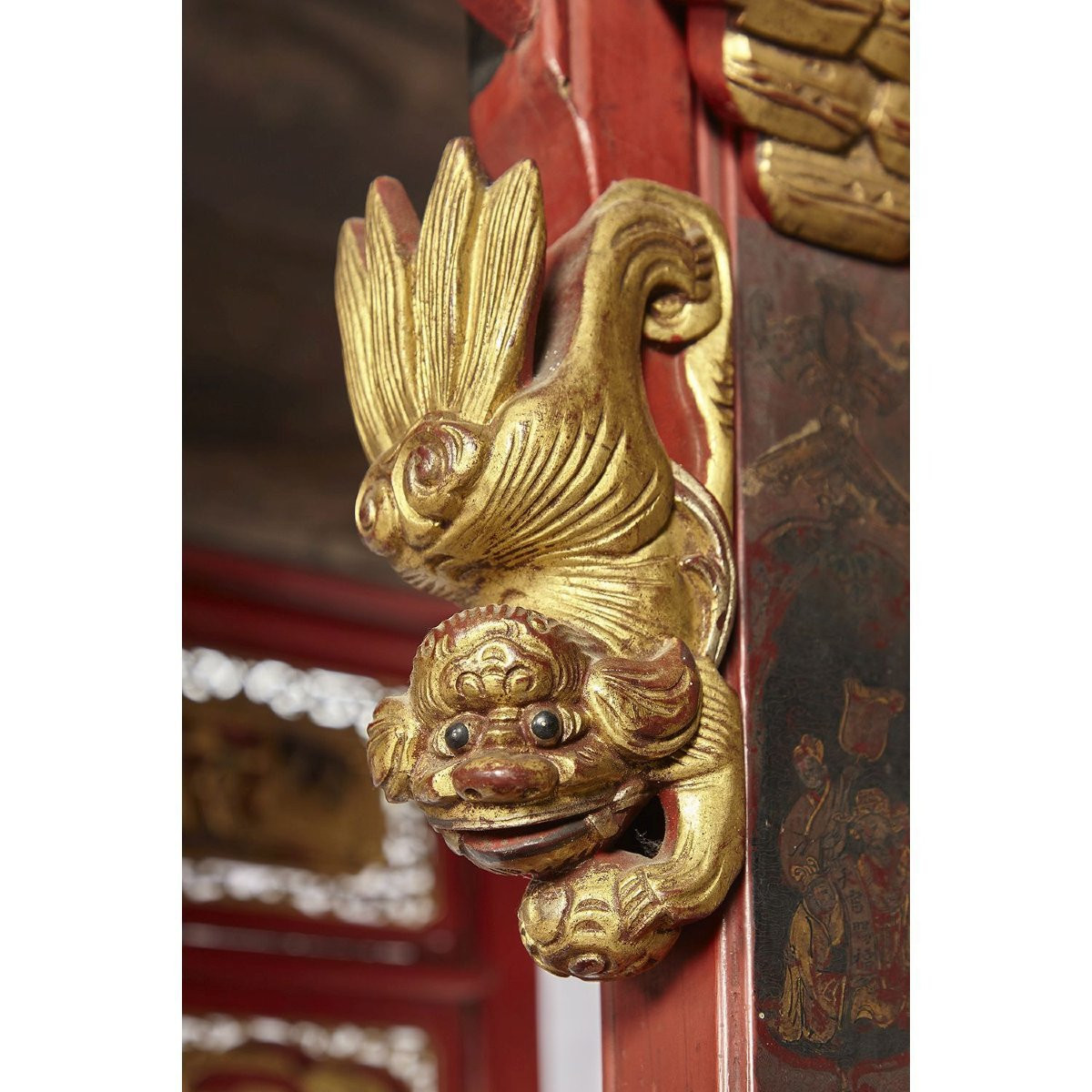 Grande letto a baldacchino in legno laccato rosso e oro, decorato con pannelli laccati. Cina, d-photo-8