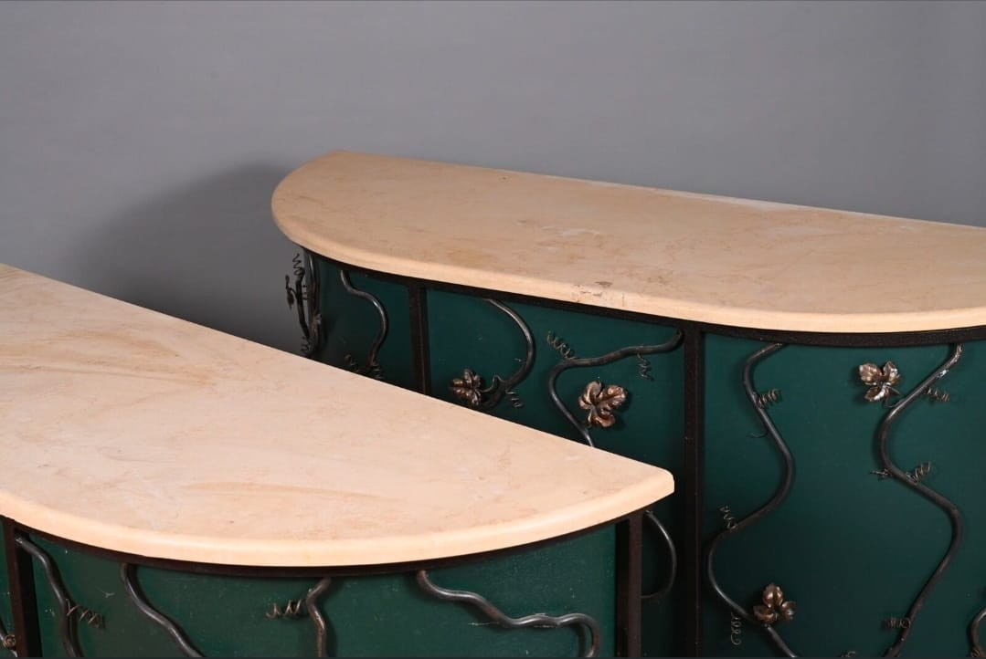  Due consolle a mezzaluna in ferro dipinto, decori con viticci e fogliame, marmo bianco, XX sec-photo-2