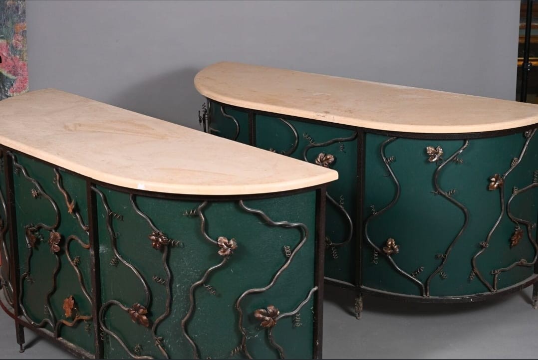  Due consolle a mezzaluna in ferro dipinto, decori con viticci e fogliame, marmo bianco, XX sec-photo-3