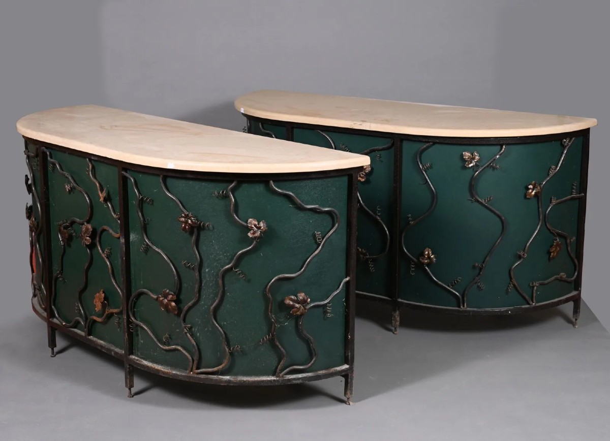  Due consolle a mezzaluna in ferro dipinto, decori con viticci e fogliame, marmo bianco, XX sec