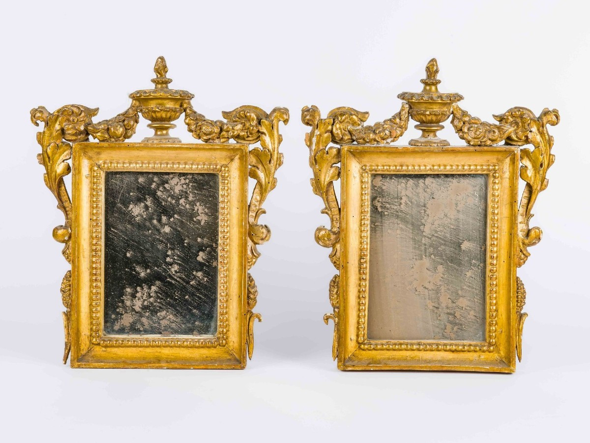Coppia di specchiere con cornice in legno dorato e specchi al mercurio. XVIII secolo.