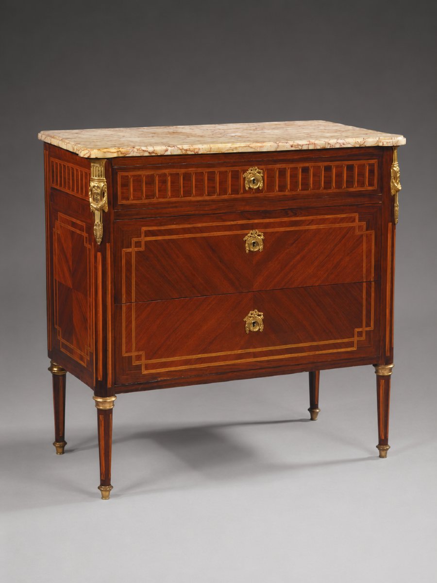 Comò In Stile Luigi XVI In Legno Intarsiato E Bronzi Dorati, Piano In Marmo Venato