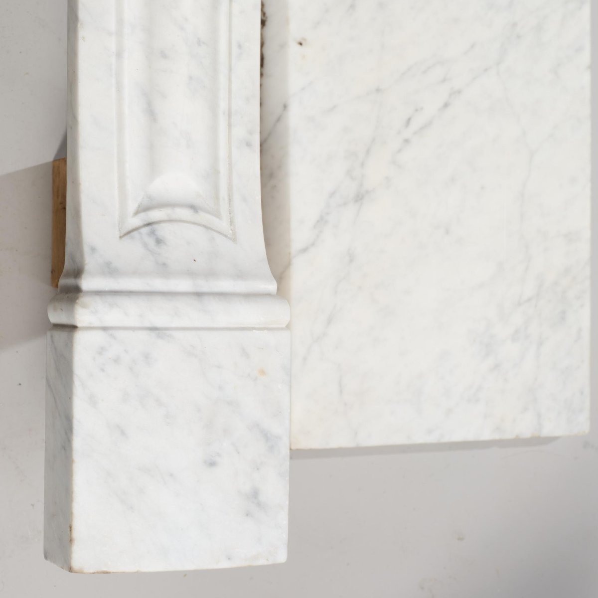 Camino antico in marmo bianco venato grigio, stile neoclassico, XIX secolo-photo-2
