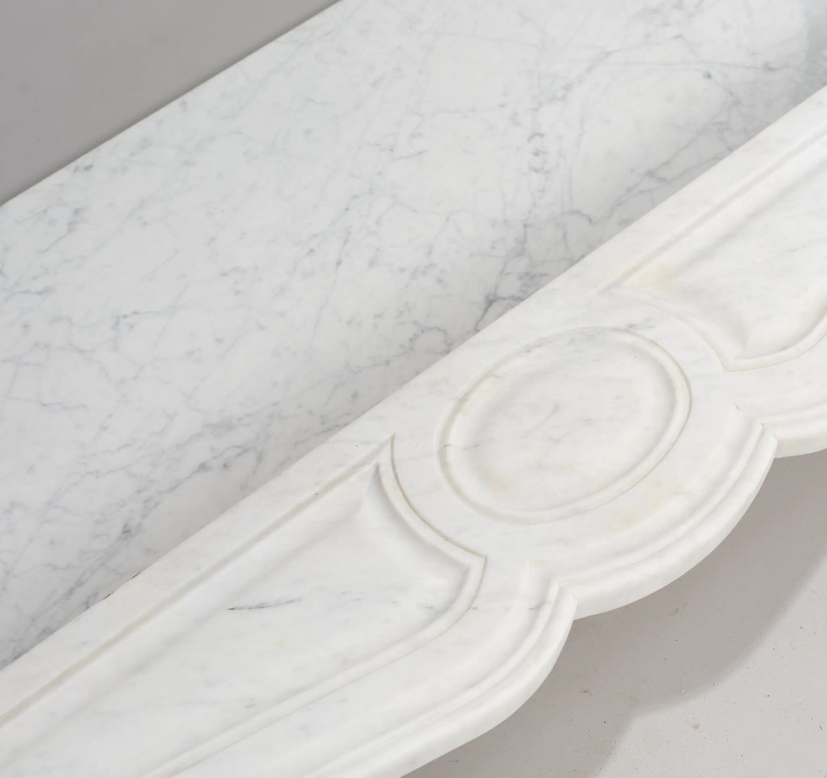Camino antico in marmo bianco venato grigio, stile neoclassico, XIX secolo-photo-3