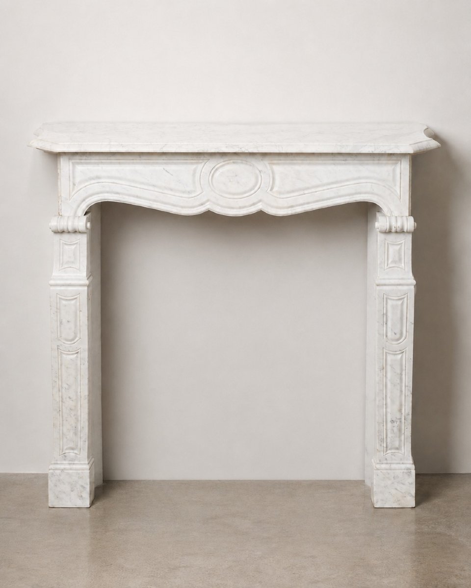 Camino antico in marmo bianco venato grigio, stile neoclassico, XIX secolo