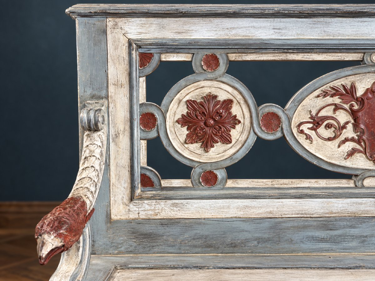 Panca in legno intagliato e dipinto, caratterizzata da una ricca decorazione neoclassica. XIX s-photo-2