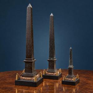 Obelischi in bronzo e marmo, fine XIX