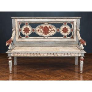 Panca in legno intagliato e dipinto, caratterizzata da una ricca decorazione neoclassica. XIX s