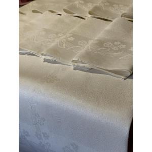 Complete Antique Table Service In Pure Linen Damask, Tablecloth And 12 Napkins With Embroidered Coat Of Arms