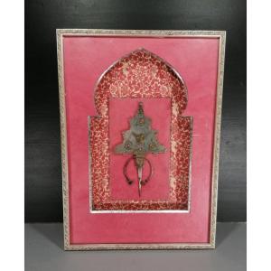 A Berber Fibula From The Maghreb In Enameled Silver Under A Frame – 20th Century -