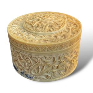 19th Century Chinese Circular Box Decorated With Dragon