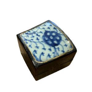 Chinese Box In Lacquered Wood, XVIIIth Porcelain Lid