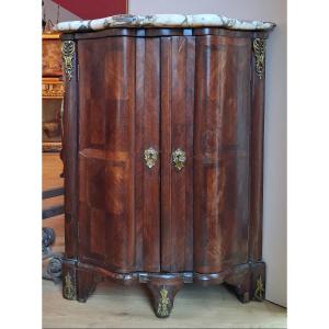 Corner With A Crossbow-shaped Front