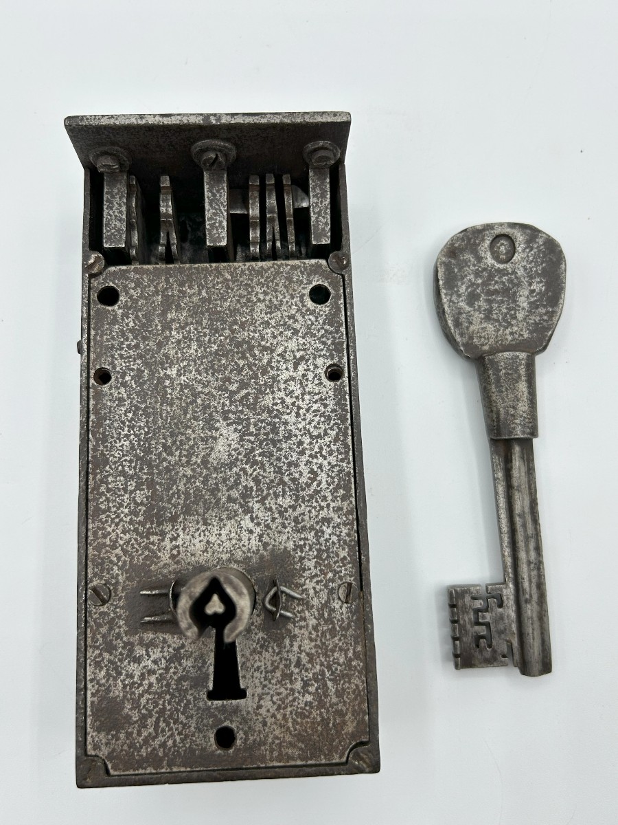Chiave in ferro forgiato e serratura