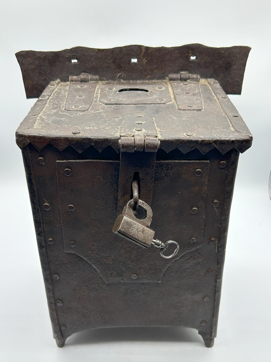 Elemosiniere monastico in ferro forgiato