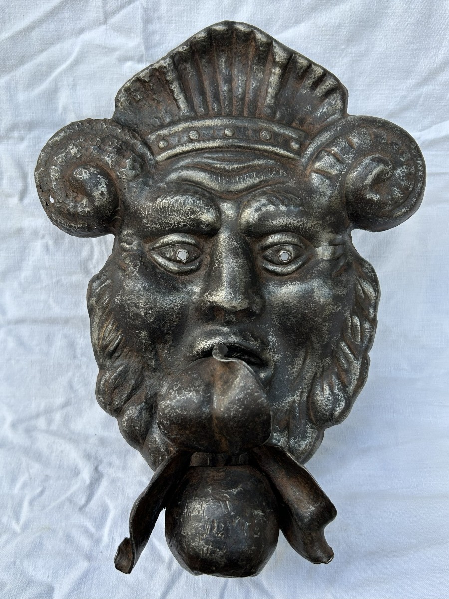 Maschera alla grottesca in ferro forgiato