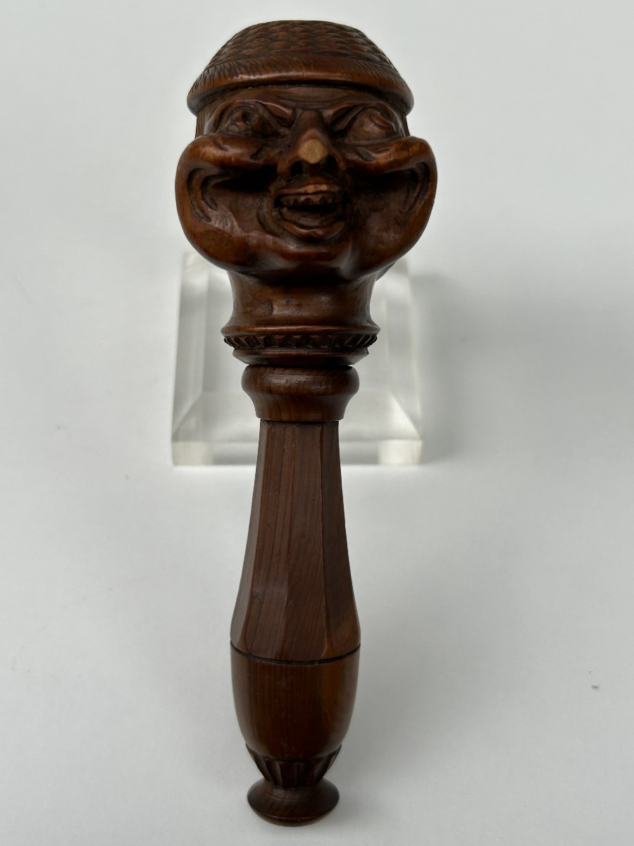 Schiaccia nocciole in legno