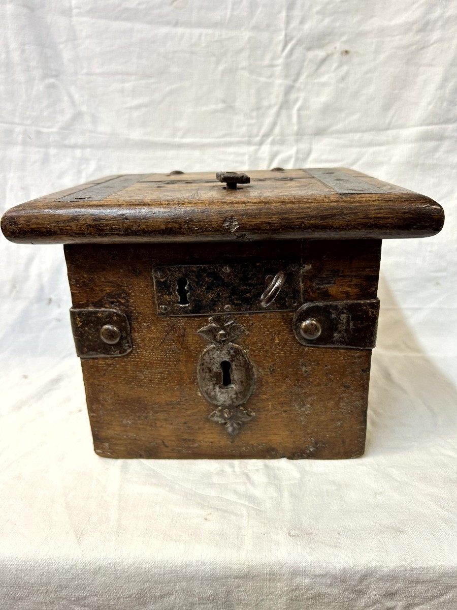 Elemosiniere in legno di noce