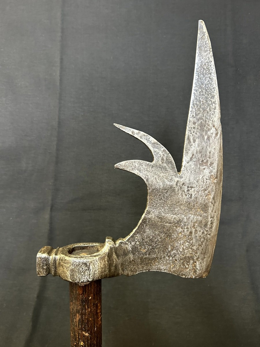 Ascia da guerra in ferro forgiato