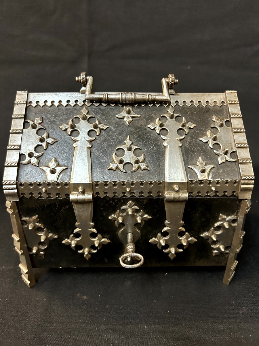 Forziere in ferro forgiato