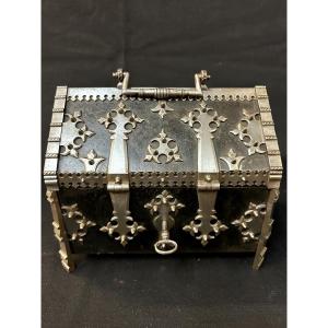 Forziere in ferro forgiato